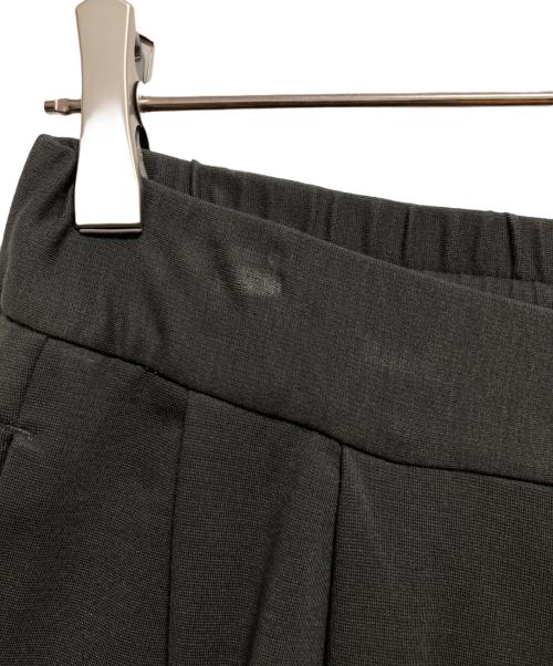 ATTACHMENT（アタッチメント）ATTACHMENT (アタッチメント) COMPRESSED PONTE JERSEY TWO PLEATS TAPERED FIT EASY パンツ オリーブ サイズ:1の古着・服飾アイテム