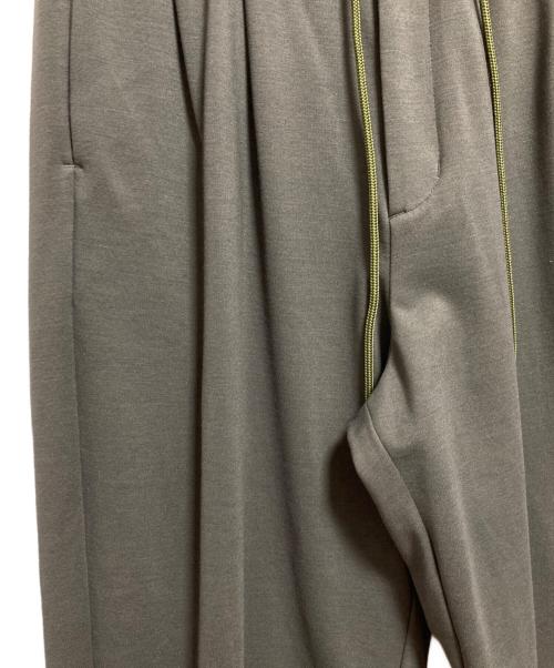 ATTACHMENT（アタッチメント）ATTACHMENT (アタッチメント) COMPRESSED PONTE JERSEY TWO PLEATS TAPERED FIT EASY パンツ オリーブ サイズ:1の古着・服飾アイテム