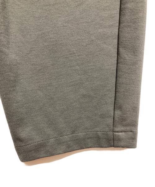 ATTACHMENT（アタッチメント）ATTACHMENT (アタッチメント) COMPRESSED PONTE JERSEY TWO PLEATS TAPERED FIT EASY パンツ オリーブ サイズ:1の古着・服飾アイテム