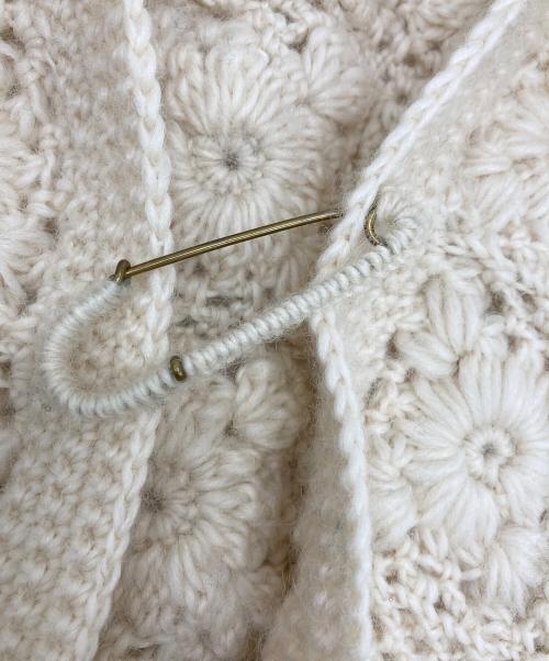 Dot and Stripes（ドットアンドストライプ）Dot and Stripes (ドットアンドストライプ) ネパールかぎ針スクエアモチーフVネックカーディガン アイボリー サイズ:FREEの古着・服飾アイテム