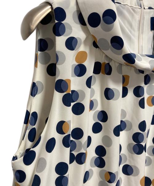 FRED PERRY（フレッドペリー）FRED PERRY (フレッドペリー) WOMEN PRINT SLEEVELESS DRESS アイボリー サイズ:10 未使用品の古着・服飾アイテム