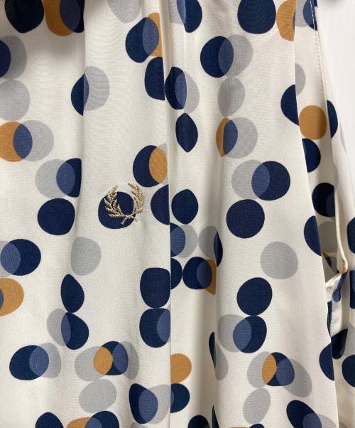 FRED PERRY（フレッドペリー）FRED PERRY (フレッドペリー) WOMEN PRINT SLEEVELESS DRESS アイボリー サイズ:10 未使用品の古着・服飾アイテム
