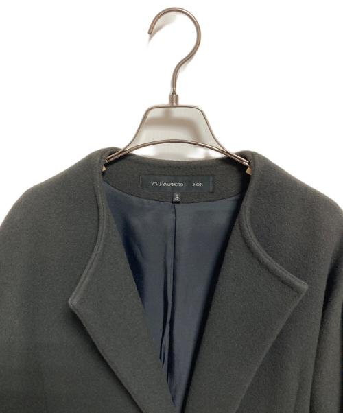yohji yamamoto+noir（ヨウジヤマモトプリュスノアール）yohji yamamoto+noir (ヨウジヤマモトプリュスノアール) メルトンウールナイロン ノーカラーコート チャコールグレー サイズ:3の古着・服飾アイテム