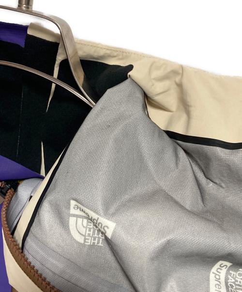 THE NORTH FACE（ザ ノース フェイス）THE NORTH FACE (ザ ノース フェイス) Supreme (シュプリーム) Split Taped Seam Shell Jacket ベージュ×パープル サイズ:Lの古着・服飾アイテム