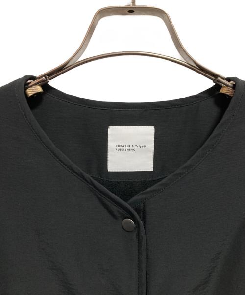 kurashi&trips publishing（クラシアンドトリップス パブリッシング）kurashi&trips publishing (クラシアンドトリップス パブリッシング) 軽くて洗えるショート丈コート ブラック サイズ:FREEの古着・服飾アイテム