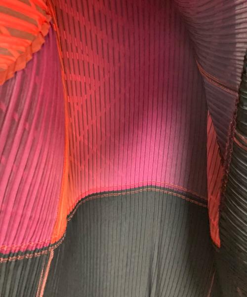 ISSEY MIYAKE（イッセイミヤケ）ISSEY MIYAKE (イッセイミヤケ) 総柄グラデーションノースリーブワンピース ブラック サイズ:3の古着・服飾アイテム