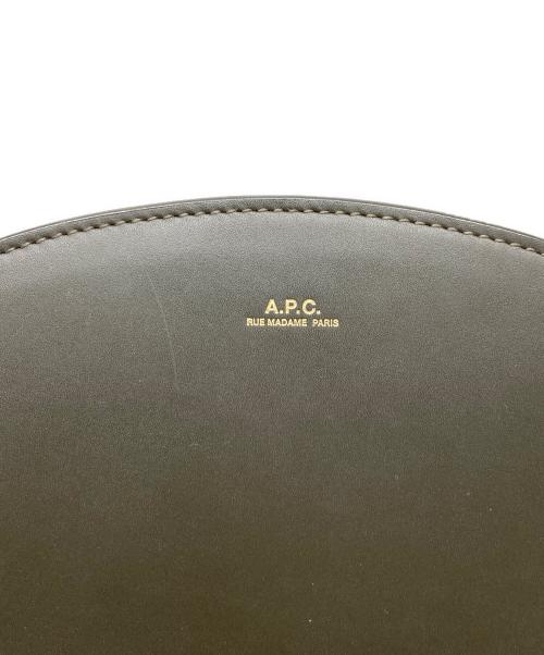 A.P.C.（アーペーセー）A.P.C. (アーペーセー) ハーフムーン レザーショルダーバッグ オリーブの古着・服飾アイテム