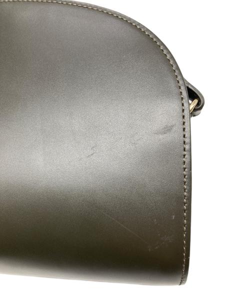A.P.C.（アーペーセー）A.P.C. (アーペーセー) ハーフムーン レザーショルダーバッグ オリーブの古着・服飾アイテム