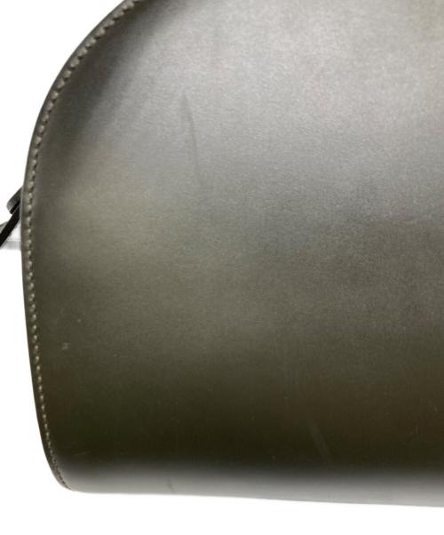 A.P.C.（アーペーセー）A.P.C. (アーペーセー) ハーフムーン レザーショルダーバッグ オリーブの古着・服飾アイテム