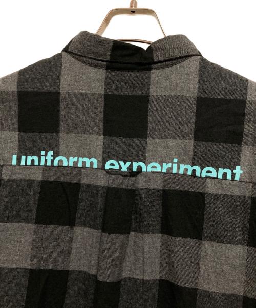 uniform experiment（ユニフォームエクスペリメント）uniform experiment (ユニフォームエクスペリメント) BAGGY LOGO REGULAR COLLAR FLANNEL BLOCKCHECK SHIRT グレー サイズ:3の古着・服飾アイテム