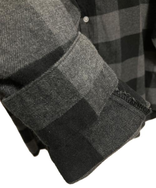 uniform experiment（ユニフォームエクスペリメント）uniform experiment (ユニフォームエクスペリメント) BAGGY LOGO REGULAR COLLAR FLANNEL BLOCKCHECK SHIRT グレー サイズ:3の古着・服飾アイテム