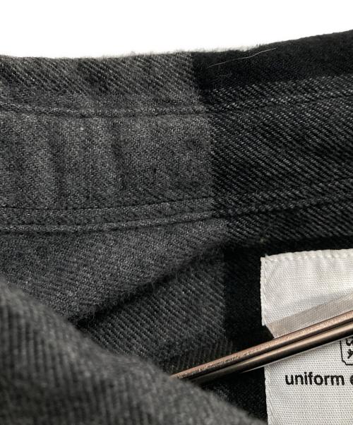 uniform experiment（ユニフォームエクスペリメント）uniform experiment (ユニフォームエクスペリメント) BAGGY LOGO REGULAR COLLAR FLANNEL BLOCKCHECK SHIRT グレー サイズ:3の古着・服飾アイテム