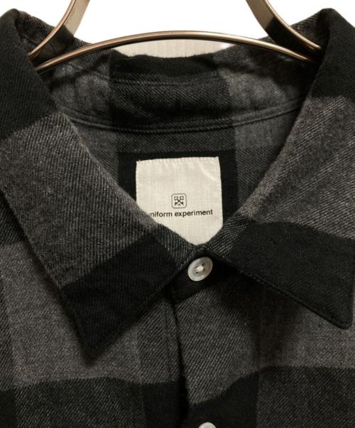 uniform experiment（ユニフォームエクスペリメント）uniform experiment (ユニフォームエクスペリメント) BAGGY LOGO REGULAR COLLAR FLANNEL BLOCKCHECK SHIRT グレー サイズ:3の古着・服飾アイテム
