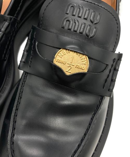 MIU MIU（ミュウミュウ）MIU MIU (ミュウミュウ) ブラッシュドレザー ローファー ブラック サイズ:37の古着・服飾アイテム