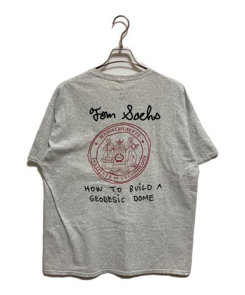 Tom Sachs（トム・サックス）Tom Sachs (トム・サックス) プリントTシャツ グレー サイズ:XLの古着・服飾アイテム