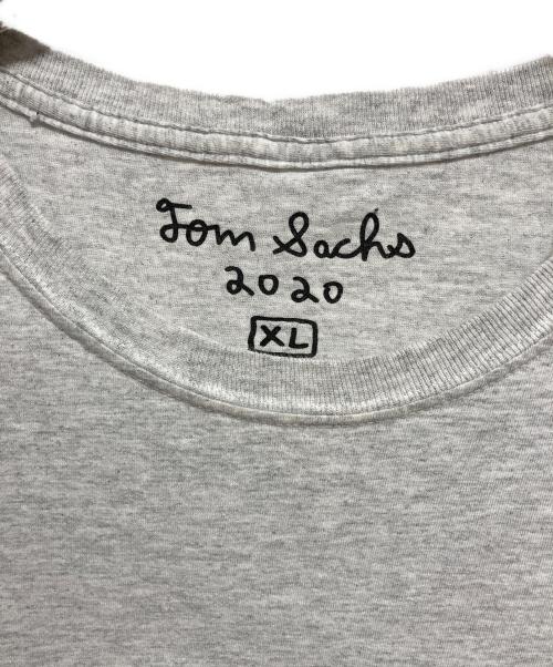 Tom Sachs（トム・サックス）Tom Sachs (トム・サックス) プリントTシャツ グレー サイズ:XLの古着・服飾アイテム