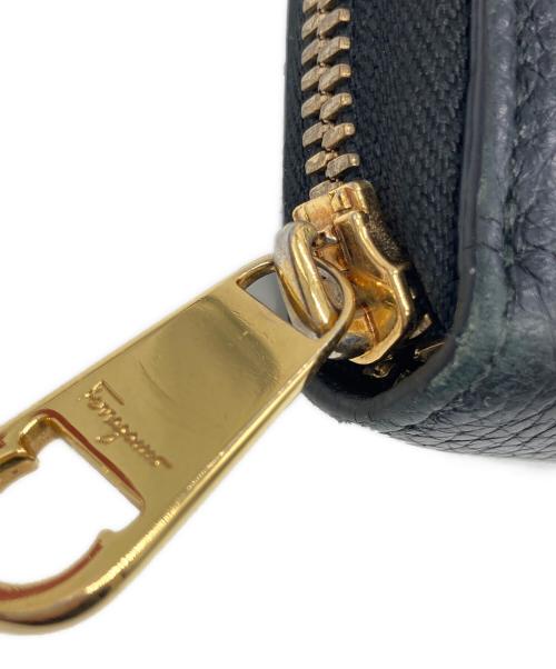Salvatore Ferragamo（サルヴァトーレ フェラガモ）Salvatore Ferragamo (サルヴァトーレ フェラガモ) ガンチーニラウンドファスナーウォレット ブラックの古着・服飾アイテム