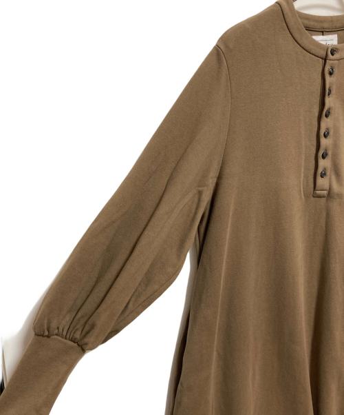 foufou（フーフー ザドレス）foufou (フーフー ザドレス) henley neck volume sleeve one piece ベージュ サイズ:FREEの古着・服飾アイテム