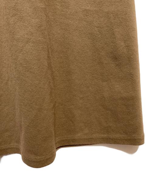 foufou（フーフー ザドレス）foufou (フーフー ザドレス) henley neck volume sleeve one piece ベージュ サイズ:FREEの古着・服飾アイテム