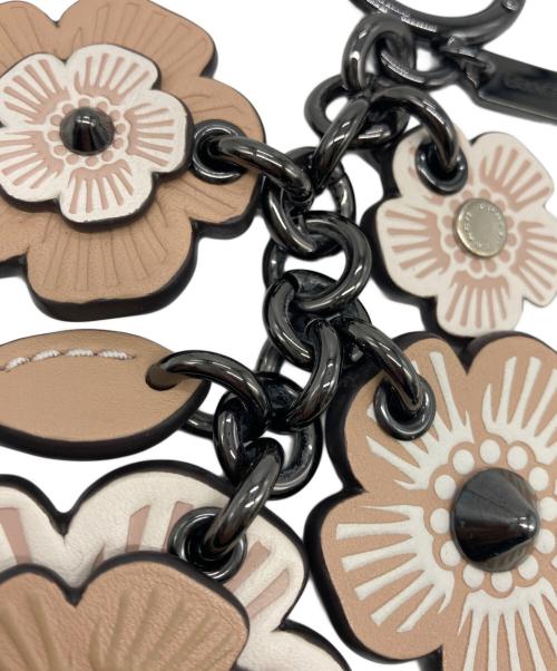 COACH（コーチ）COACH (コーチ) フラワーモチーフキーホルダー ベージュの古着・服飾アイテム