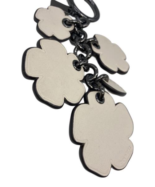 COACH（コーチ）COACH (コーチ) フラワーモチーフキーホルダー ベージュの古着・服飾アイテム