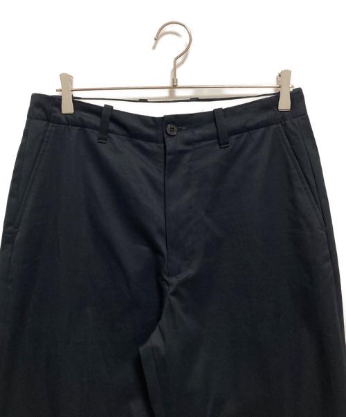 UNIVERSAL PRODUCTS.（ユニバーサルプロダクツ）UNIVERSAL PRODUCTS. (ユニバーサルプロダクツ) NO TUCK CHINO TROUSERS ネイビー サイズ:2の古着・服飾アイテム