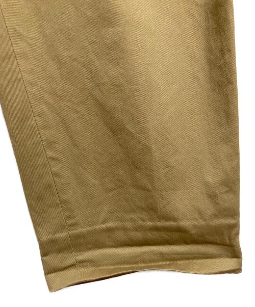 UNIVERSAL PRODUCTS.（ユニバーサルプロダクツ）UNIVERSAL PRODUCTS. (ユニバーサルプロダクツ) ONE TUCK CHINO TROUSERS ベージュ サイズ:2の古着・服飾アイテム