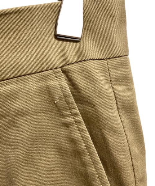 UNIVERSAL PRODUCTS.（ユニバーサルプロダクツ）UNIVERSAL PRODUCTS. (ユニバーサルプロダクツ) ONE TUCK CHINO TROUSERS ベージュ サイズ:2の古着・服飾アイテム