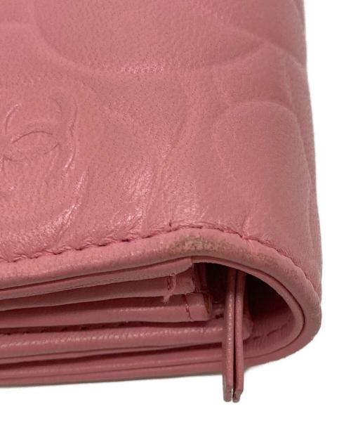 CHANEL（シャネル）CHANEL (シャネル) カメリア モチーフ ラウンド ファスナー ウォレット 長財布 ピンクの古着・服飾アイテム
