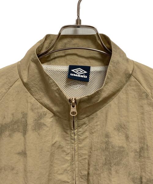 UMBRO（アンブロ）UMBRO (アンブロ) FREAK'S STORE (フリークスストア) 別注 Nylon Stand Collar Jacket ベージュ サイズ:Mの古着・服飾アイテム