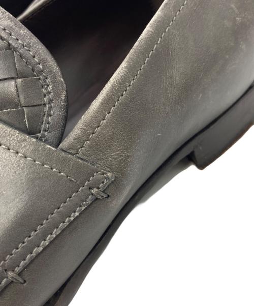 BOTTEGA VENETA（ボッテガベネタ）BOTTEGA VENETA (ボッテガベネタ) イントレチャートローファー グレー サイズ:41の古着・服飾アイテム