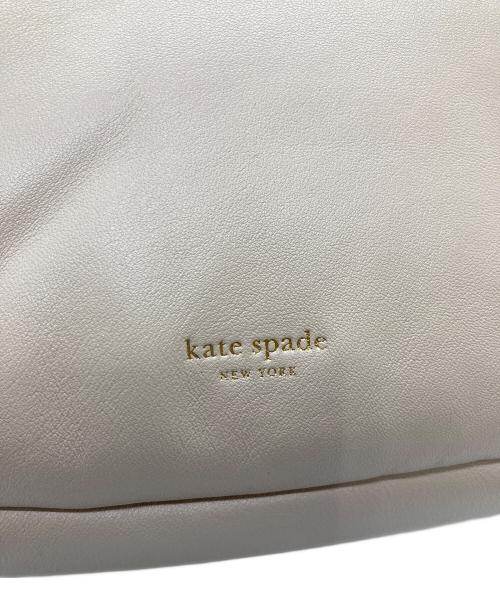 Kate Spade（ケイトスペード）Kate Spade (ケイトスペード) ダコタ パフィ レザー クロスボディ ベージュの古着・服飾アイテム