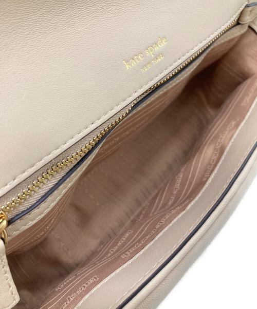 Kate Spade（ケイトスペード）Kate Spade (ケイトスペード) ダコタ パフィ レザー クロスボディ ベージュの古着・服飾アイテム