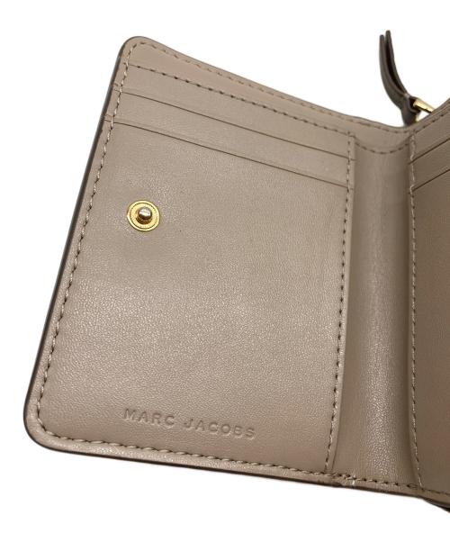 MARC JACOBS（マークジェイコブス）MARC JACOBS (マークジェイコブス) ザ レザー コンパクト ウォレット ミニ グレーの古着・服飾アイテム