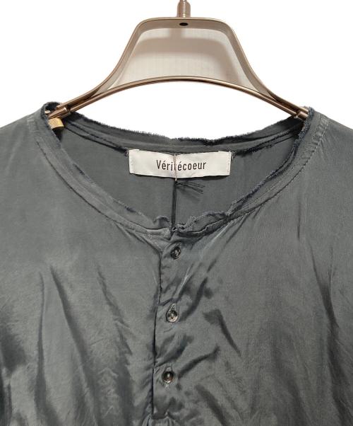 Veritecoeur（ヴェリテクール）Veritecoeur (ヴェリテクール) フィブリルサテンヘンリーネックシャツ グレー サイズ:FREEの古着・服飾アイテム