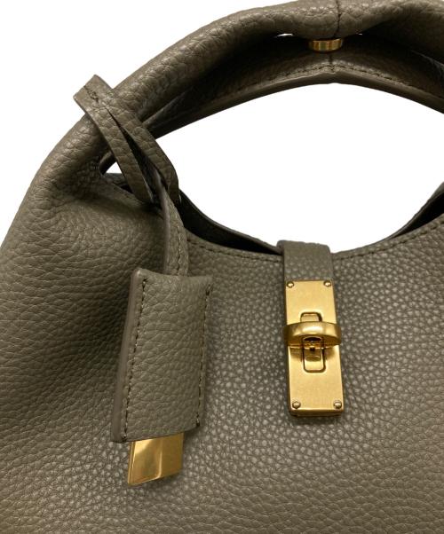 CHARLES & KEITH（チャールズアンドキース）CHARLES & KEITH (チャールズアンドキース) チャンスメタリックアクセントバケットバッグ グレーの古着・服飾アイテム
