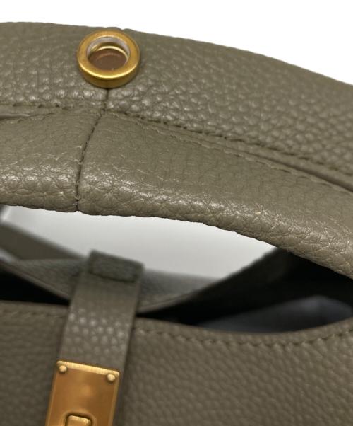 CHARLES & KEITH（チャールズアンドキース）CHARLES & KEITH (チャールズアンドキース) チャンスメタリックアクセントバケットバッグ グレーの古着・服飾アイテム