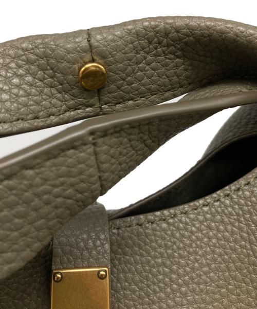 CHARLES & KEITH（チャールズアンドキース）CHARLES & KEITH (チャールズアンドキース) チャンスメタリックアクセントバケットバッグ グレーの古着・服飾アイテム