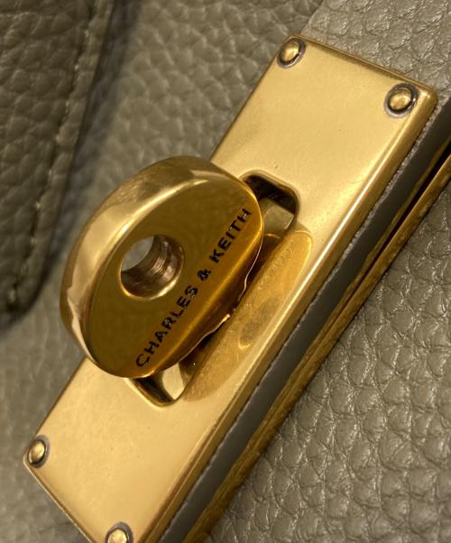 CHARLES & KEITH（チャールズアンドキース）CHARLES & KEITH (チャールズアンドキース) チャンスメタリックアクセントバケットバッグ グレーの古着・服飾アイテム