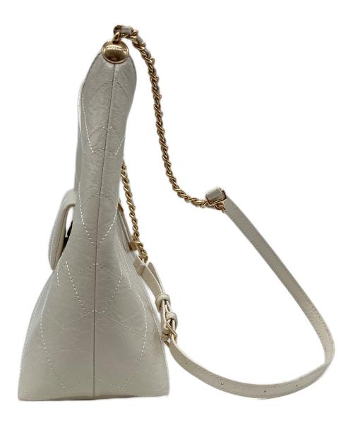 CHARLES & KEITH（チャールズアンドキース）CHARLES & KEITH (チャールズアンドキース) Duo ドゥオ キルト フロントポケット チェーン ホーボーバッグ ベージュの古着・服飾アイテム