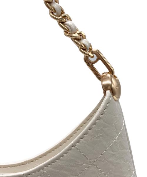 CHARLES & KEITH（チャールズアンドキース）CHARLES & KEITH (チャールズアンドキース) Duo ドゥオ キルト フロントポケット チェーン ホーボーバッグ ベージュの古着・服飾アイテム