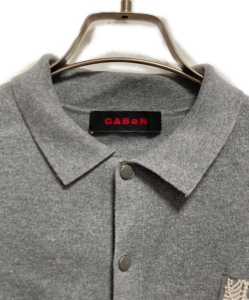 CABAN（キャバン）CABAN (キャバン) コットンカシミヤ パールロゴポロカーディガン グレー サイズ:FREEの古着・服飾アイテム