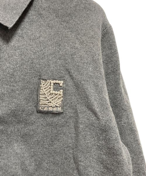 CABAN（キャバン）CABAN (キャバン) コットンカシミヤ パールロゴポロカーディガン グレー サイズ:FREEの古着・服飾アイテム