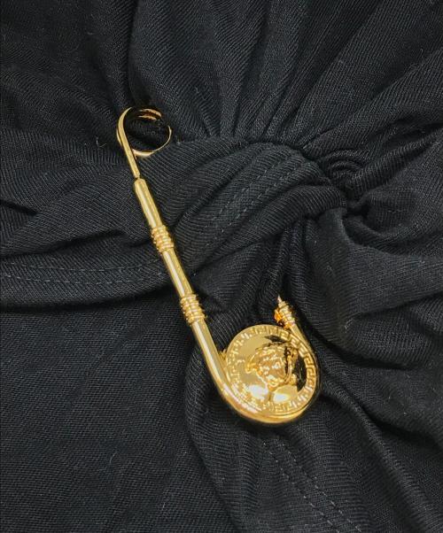 VERSACE（ヴェルサーチェ）VERSACE (ヴェルサーチェ) メデューサピン Tシャツ ブラック サイズ:36の古着・服飾アイテム