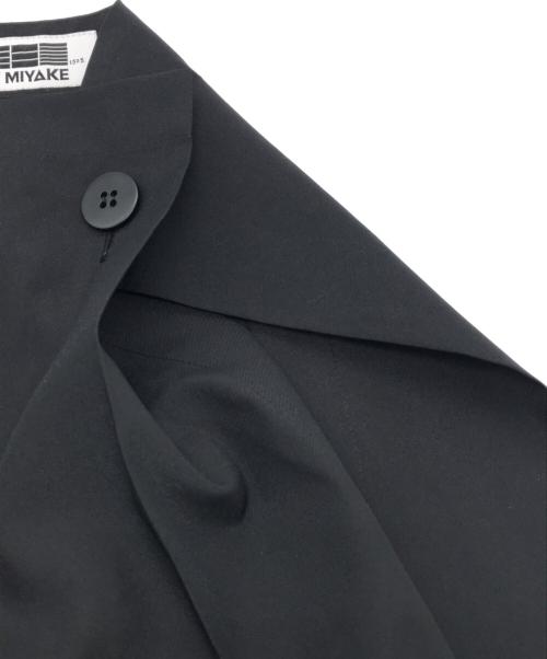 132 5. ISSEY MIYAKE（132 5. イッセイ ミヤケ）132 5. ISSEY MIYAKE (132 5. イッセイ ミヤケ) 変形フルジップノースリーブブラウス ブラック サイズ:3の古着・服飾アイテム