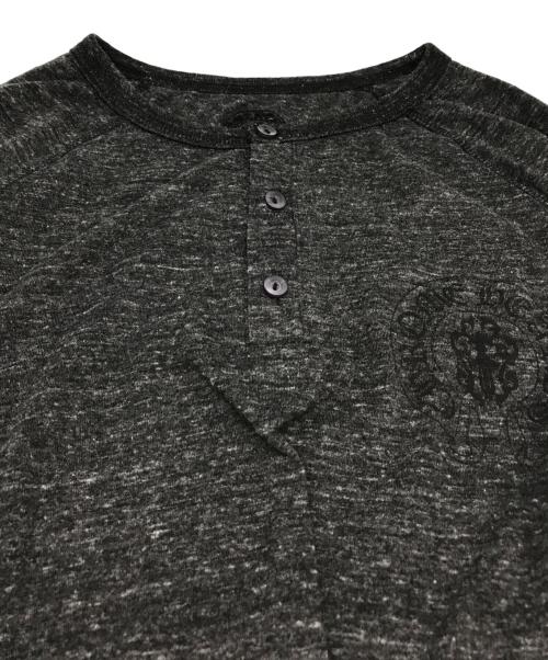 CHROME HEARTS（クロムハーツ）CHROME HEARTS (クロムハーツ) 星条旗プリントヘンリーネックカットソー グレー サイズ:Lの古着・服飾アイテム