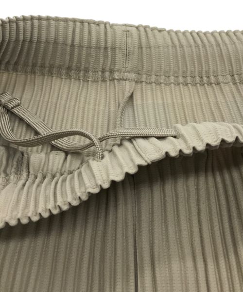 HOMME PLISSE ISSEY MIYAKE（オム プリッセ イッセイ ミヤケ）HOMME PLISSE ISSEY MIYAKE (オムプリッセ イッセイ ミヤケ) プリーツパンツ ベージュ サイズ:3の古着・服飾アイテム