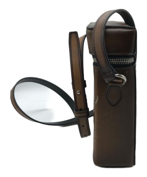 Berluti（ベルルッティ）Berluti (ベルルッティ) スクワットスワイプ カリグラフィ レザーショルダーバッグ ブラウンの古着・服飾アイテム