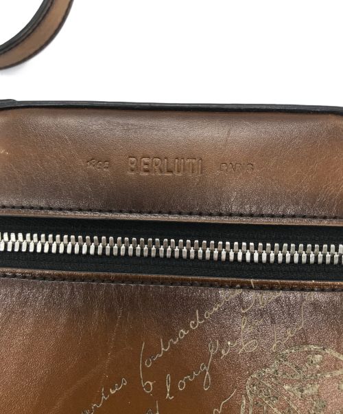 Berluti（ベルルッティ）Berluti (ベルルッティ) スクワットスワイプ カリグラフィ レザーショルダーバッグ ブラウンの古着・服飾アイテム