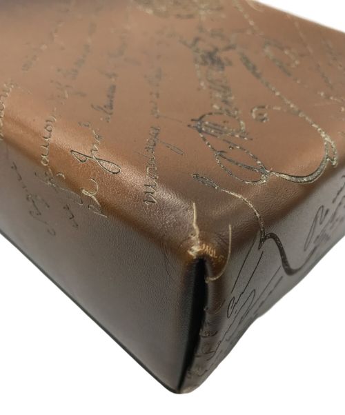 Berluti（ベルルッティ）Berluti (ベルルッティ) スクワットスワイプ カリグラフィ レザーショルダーバッグ ブラウンの古着・服飾アイテム